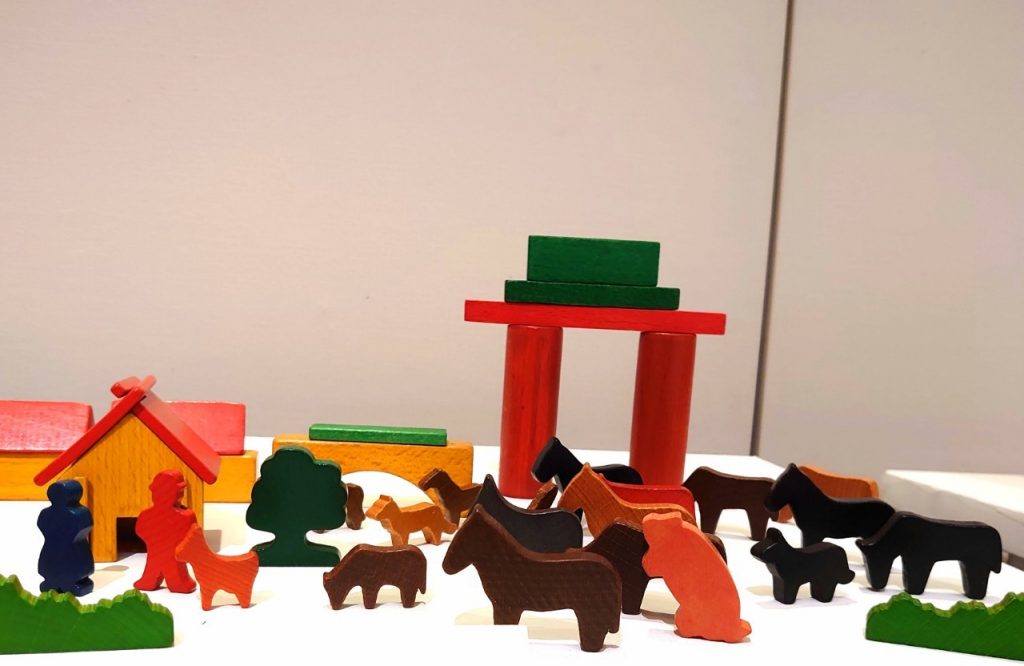 「おもちゃでめぐる世界の秘密」展示