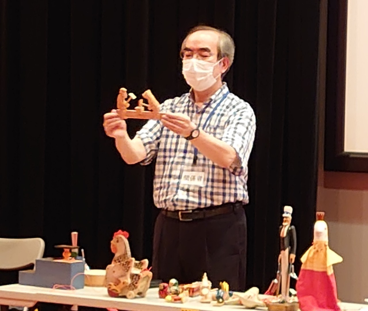 「おもちゃでめぐる世界の秘密」講演様子